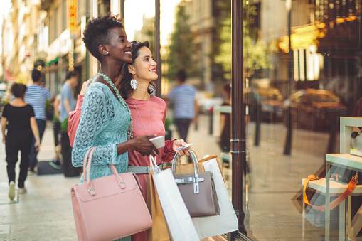 Friends are window shopping in the summer Friends are window shopping in the summer